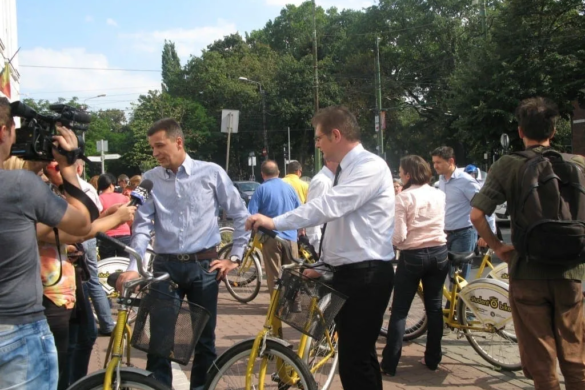 Primarul se plimbă cu tramvaiul la Berlin, angajaţii cu bicicleta prin Timişoara!