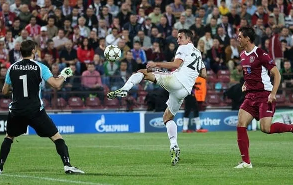 30 minute negre la Cluj: Van Persie, o dubla unita intr-o gaura la CFR