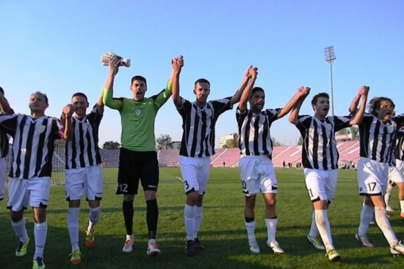 Azi se joacă fotbal în Liga a II-a, Seria Vest. Poli înceaecă prima victorie în deplasare