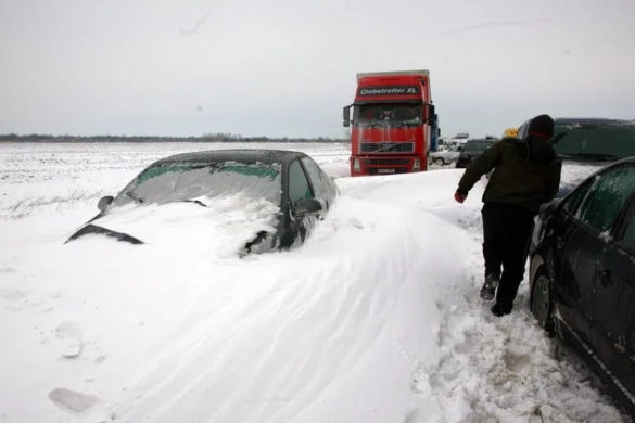 Drumarii AVERTIZEAZĂ: adaptați viteza a condițiile METEO. Șoferi, montați URGENT anvelopele de IARNĂ!