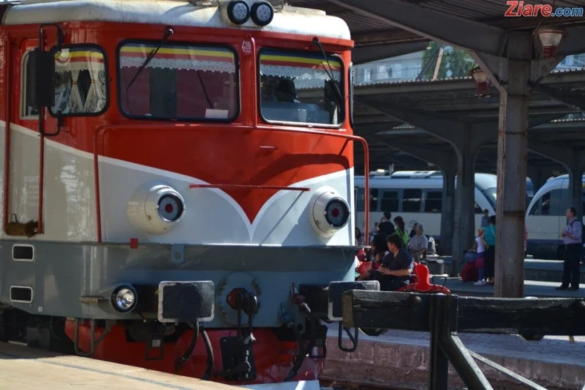 Trenul Timişoara-Iaşi oprit în Gara Şimand, din Arad, datorită unui accident. Un alt tren a izbit un TIR, iar şoferul a MURIT!