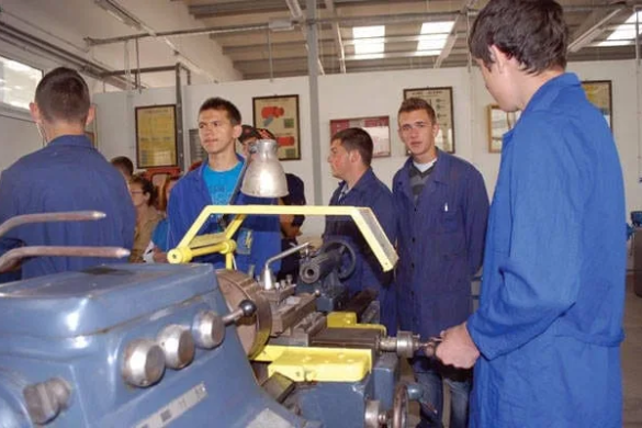 Lefuri între 600 şi 1.000 de euro pentru cei fără facultate