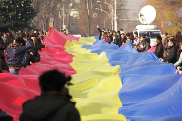 Pe 1 Decembrie 2012 cel mai lung steag tricolor românesc din istorie a fost desfășurat la Chișinău.
