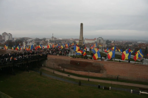 De 1 Decembrie 2012 in Alba Iulia onor la tricolor cu 94 steaguri imense