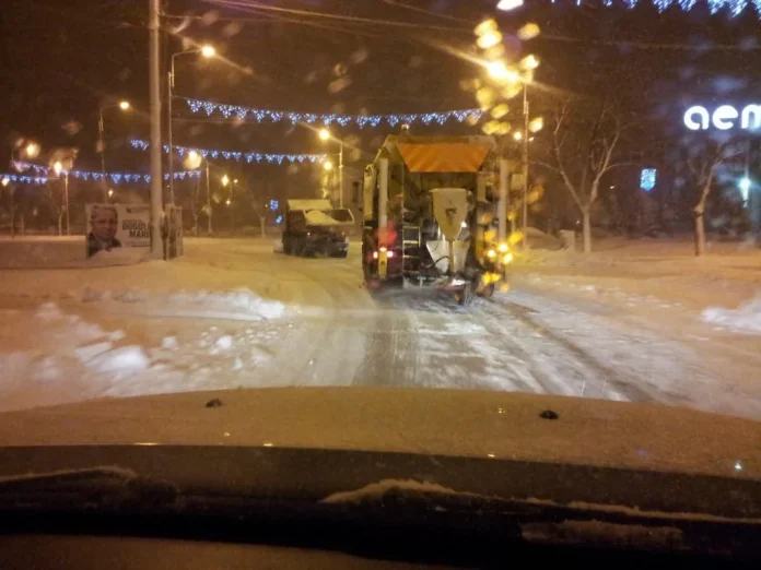 Sute de utilaje, pregatite sa intervina pe drumurile din tara in mini-vacanta de 1 Decembrie