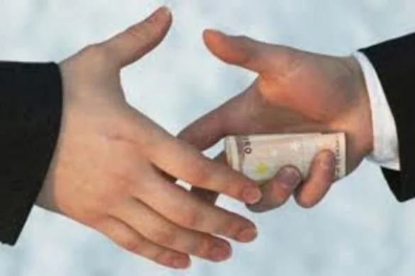 Un poliţist cu bun simţ … a primit mită, dar pentru că nu a rezolvat problema a înapoiat totul, suma a fost nesemnificativă?!