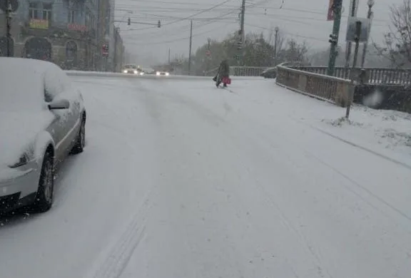 În lipsa maşinilor de deszăpezire, Robu cere timişorenilor să cureţe trotuarele