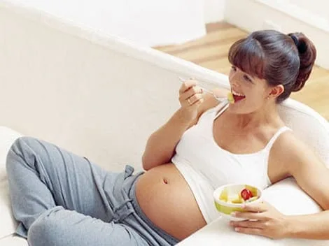 pregnant-woman-eating-fruit