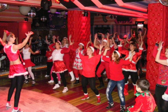 Timişorenii au sărbătorit sosirea Crăciunului prin zumba! Vezi aici cine a fost surpriza evenimentului