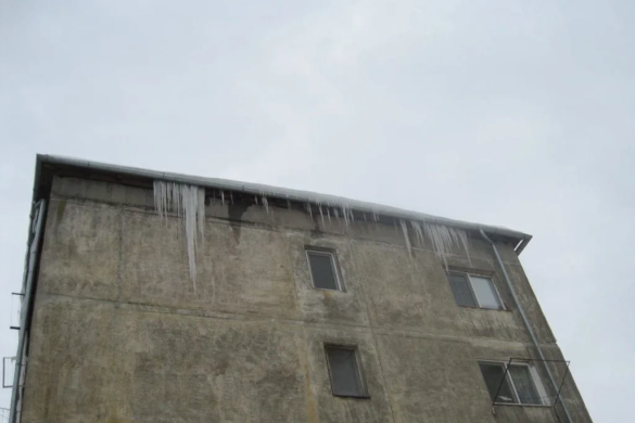 Atenţie la ţurţurii de gheaţă!