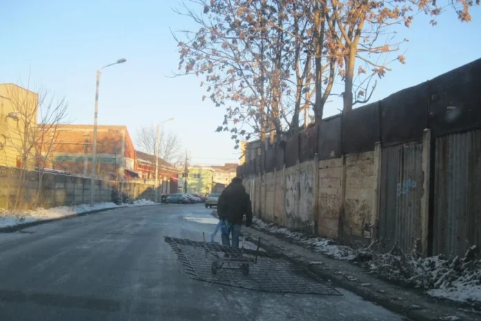 Prins în timp ce fura un gard metalic de sub Podul Dacilor gard1 jpg