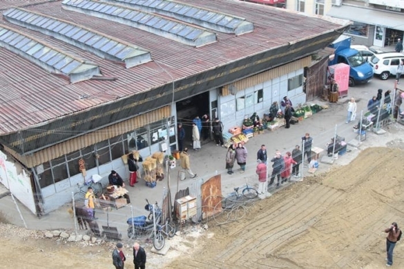Primăria Timişoara şi Reprezentanţii unei firmei au început să demoleze vechea piaţă din cartierul Iosefin.
