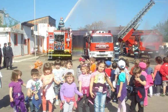 Copiii de la Grădinița cu Program Prelungit Nr.32 au „invadat” Sediul A al Inspectoratului şi Detaşamentul 1 de Pompieri Timișoara