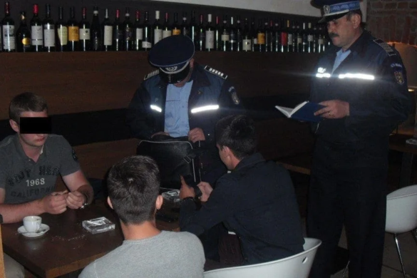 54 de chiulangii adunaţi de prin baruri şi internet-cafe-uri de poliţişti.