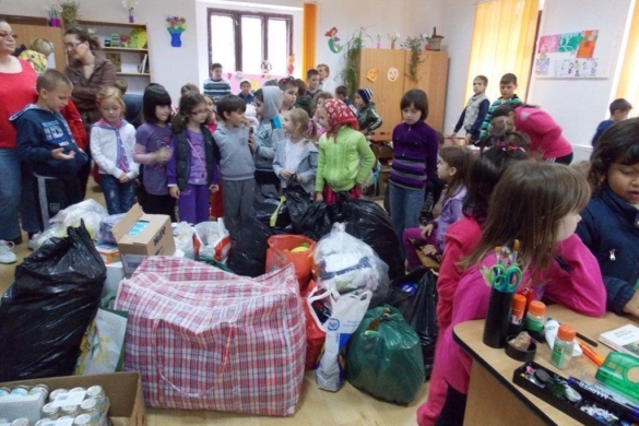 În cadrul parteneriatului educațional „Caritate și voluntariat” copiii de la Școala Gimnazială Nr. 27 Timișoara au făcut o vizită elevilor și preșcolarilor de la Școala Primară Poieni