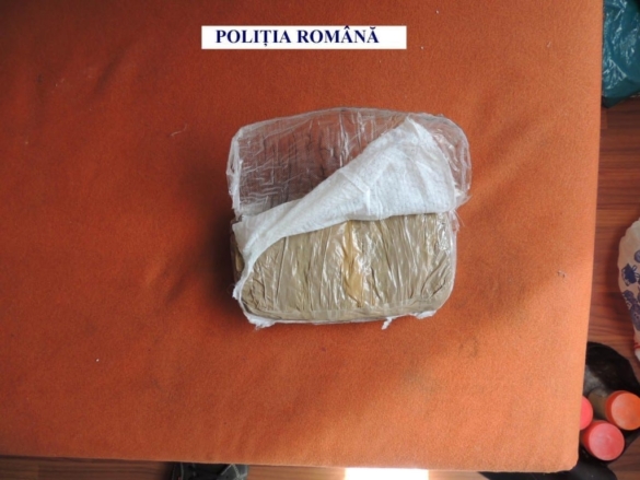 Reţea specializată în traficul de canabis destructurată de poliţiştii antidrog 001 Reţea specializată în traficul de canabis destructurată de poliţiştii antidrog 001
