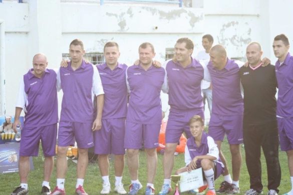 Cel mai vechi derby local la fotbal amator a revenit „Burlacilor”. Duelul din „Fabric” s-a încheiat cu 5-1, cei căsătoriţi urmând să-şi ia revanşa anul viitor