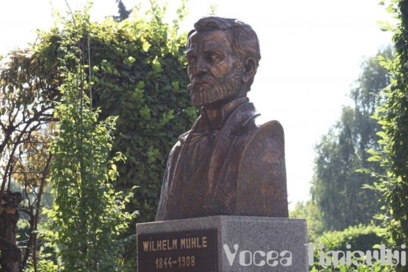 N-are casă, dar bustul său tronează „acasă”. Florarul Wilhelm Muhle „veghează” de azi în Parcul Rozelor din Timişoara