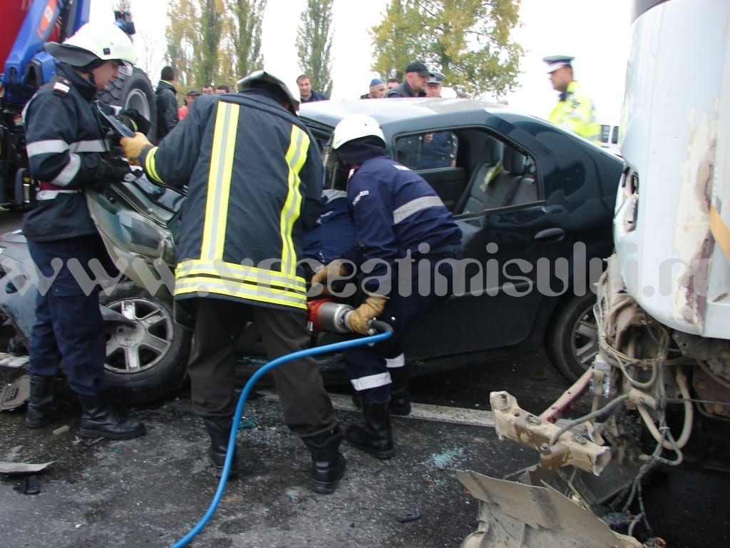Accident-deosebit-de-grav-între-Albina-şi-Sacoşu-Turcesc.-Un-bărbat-a-murit-după-ce-a-fost-izbit-de-un-autocamion_009