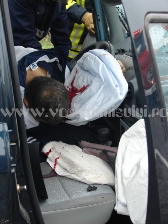 Accident-deosebit-de-grav-între-Albina-şi-Sacoşu-Turcesc.-Un-bărbat-a-murit-după-ce-a-fost-izbit-de-un-autocamion_015