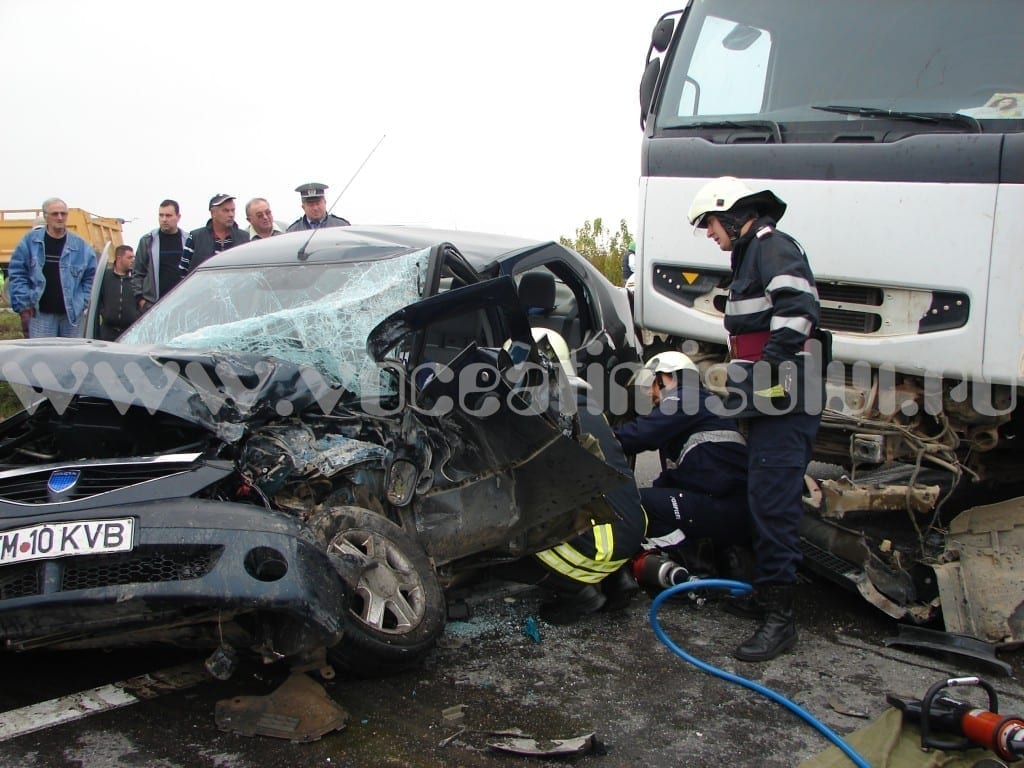 Accident-deosebit-de-grav-între-Albina-şi-Sacoşu-Turcesc.-Un-bărbat-a-murit-după-ce-a-fost-izbit-de-un-autocamion_018