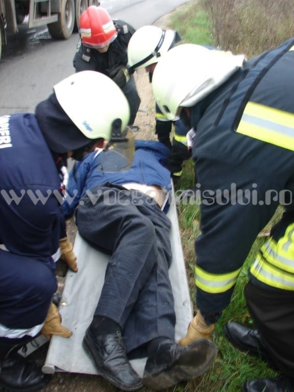 Accident-deosebit-de-grav-între-Albina-şi-Sacoşu-Turcesc.-Un-bărbat-a-murit-după-ce-a-fost-izbit-de-un-autocamion_037