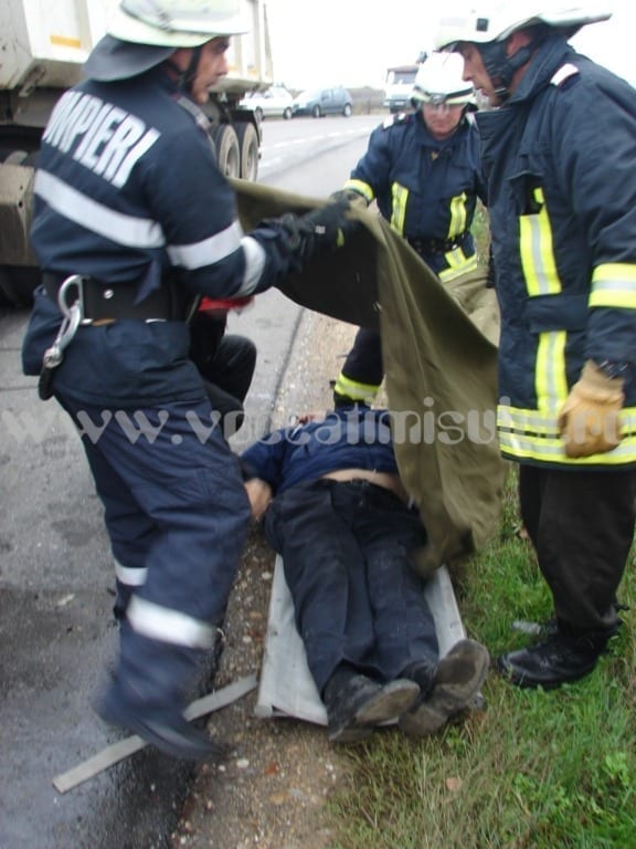 Accident-deosebit-de-grav-între-Albina-şi-Sacoşu-Turcesc.-Un-bărbat-a-murit-după-ce-a-fost-izbit-de-un-autocamion_038