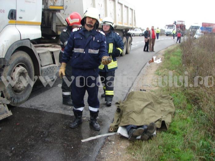 Accident-deosebit-de-grav-între-Albina-şi-Sacoşu-Turcesc.-Un-bărbat-a-murit-după-ce-a-fost-izbit-de-un-autocamion_040