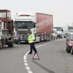 Accident deosebit de grav între Albina şi Sacoşu Turcesc. Un bărbat a murit după ce a fost izbit de un autocamion_086