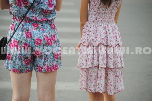 Terase deschise, pantaloni scurţi, ochelari de soare. Toamnă? Nu, mulţumim