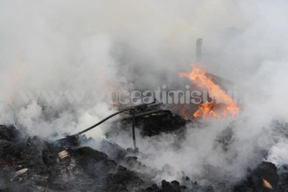 Ziua şi incendiul, la Timişoara, datorită neatenţiei locatarilor. O colibă a ars în întregime