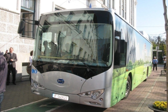 FOTO Încă o premieră naţională în domeniul transportului public, la Timişoara. Autobuzul electric, de luni, în teste cu călători