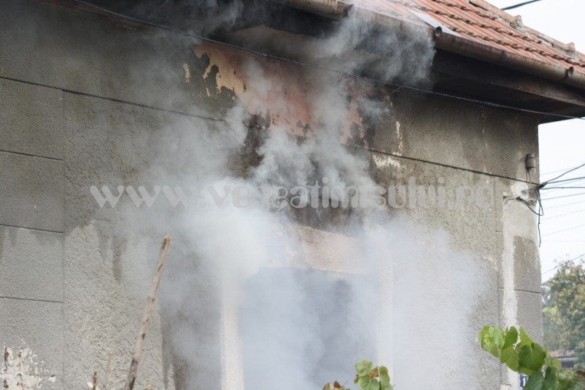 Incendiu violent la o casă din Timişoara. Un radiator uitat în priză a „topit” 7.000 de lei şi putea omorî pompierii