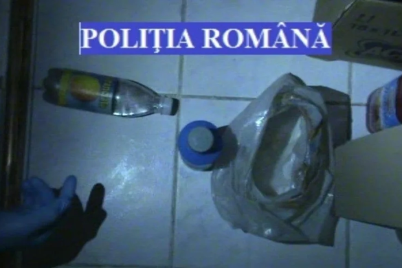Tata şi fiul, traficanţi de mercur, la Timişoara. Poliţiştii au capturat 10 kilograme de substanţă toxică