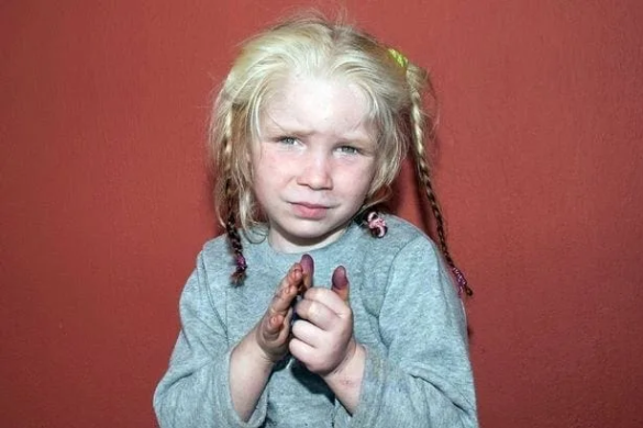 La o familie de rromi din Grecia a fost găsită o fetiţă ce se suspectează că a fost răpită! Vezi poze cu tabăra unde locuia fetiţa