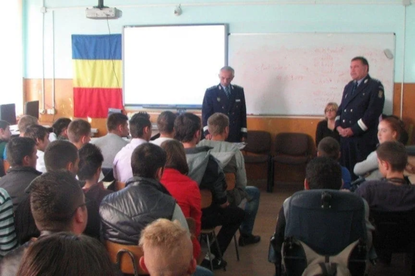Poliţiştii lugojeni au dat năvală, din nou, în şcoli… în scopuri preventive