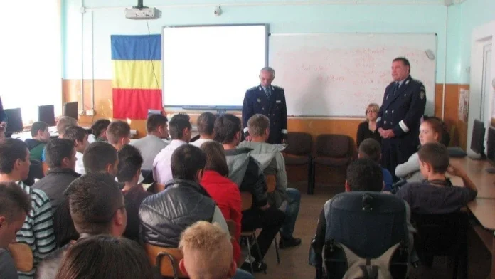 Poliţiştii lugojeni au dat năvală, din nou, în şcoli… în scopuri preventive
