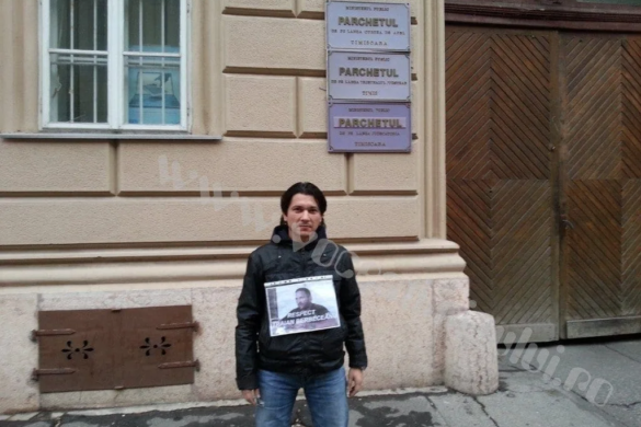 Cum a eșuat încercarea jandarmilor de a-l speria pe cel care protesta în fața sediului DIICOT din Timișoara pentru susținerea lui Traian Berbeceanu