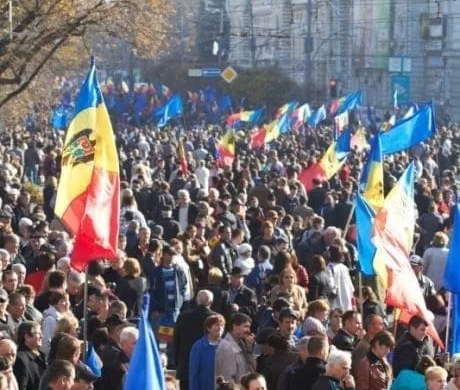 100.000 de oameni au ieşit în stradă în Chişinău pentru a susţine integrarea Republicii Moldova în Uniunea Europeană