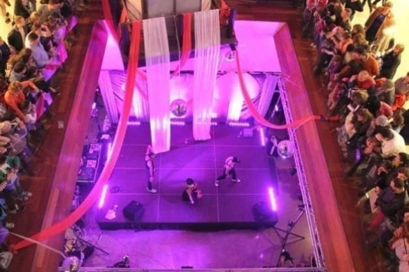 FOTO Anda Adam şi Alex Velea au strâns peste 144.000 de petrecăreţi la Iulius Mall