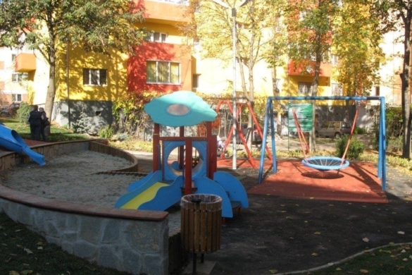 FOTO Mic parc cu loc şi echipamente de joacă pentru copiii din Zona Dâmboviţa, dat în folosinţă de edilul Timişoarei