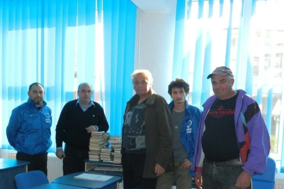 Peste 160 de manuale donate unui liceu din Nădrag