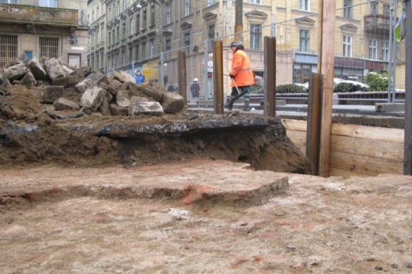 FOTO Rămăşiţele secolului XVIII au oprit lucrările din Piaţa Sfântul Gheorghe