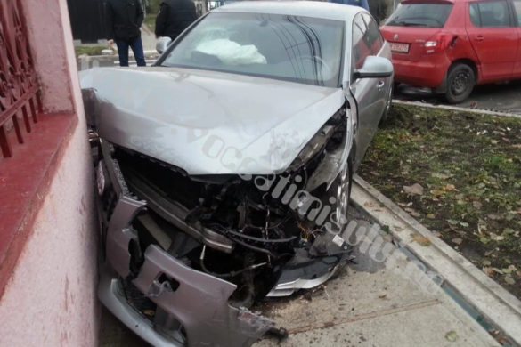 Stradă nouă, obiceiuri vechi? O şoferiţă care a ignorat un STOP a făcut praf două maşini FOTO