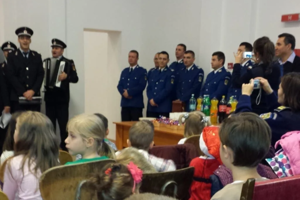 Copiii cu dizabilităţi din Recaş au fost vizitaţi de Moş Crăciun de… Frontieră FOTO