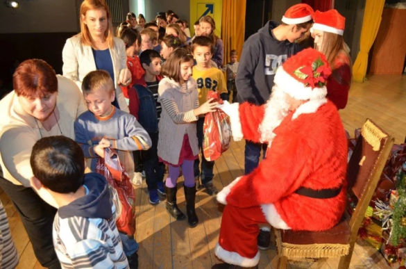 Spectacolul “Crăciunul Iepurașilor”10 jpg