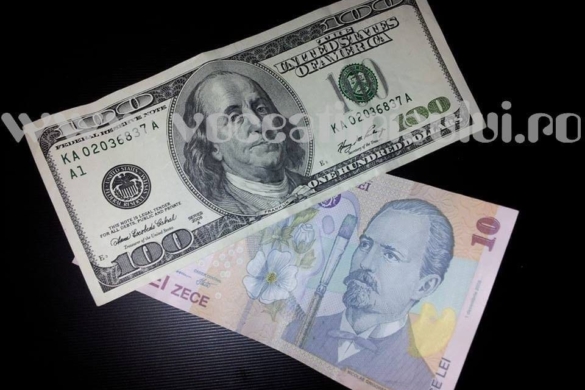 Dolarul american a scăzut cu peste 1,5 bani, marţi