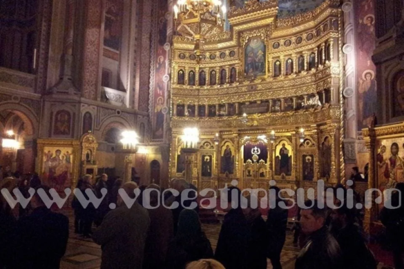 Lumânări pe treptele Catedralei şi concert de colinde cu copii… speciali
