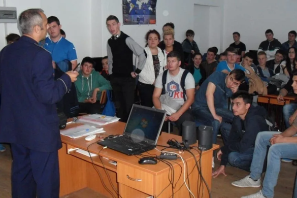 Poliţiştii timişoreni au fost la… liceu. Noi activităţi de prevenire în şcoli şi SFATURI pentru elevi