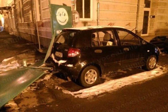 Prăbuşire de gard peste maşina unui „savoiard”